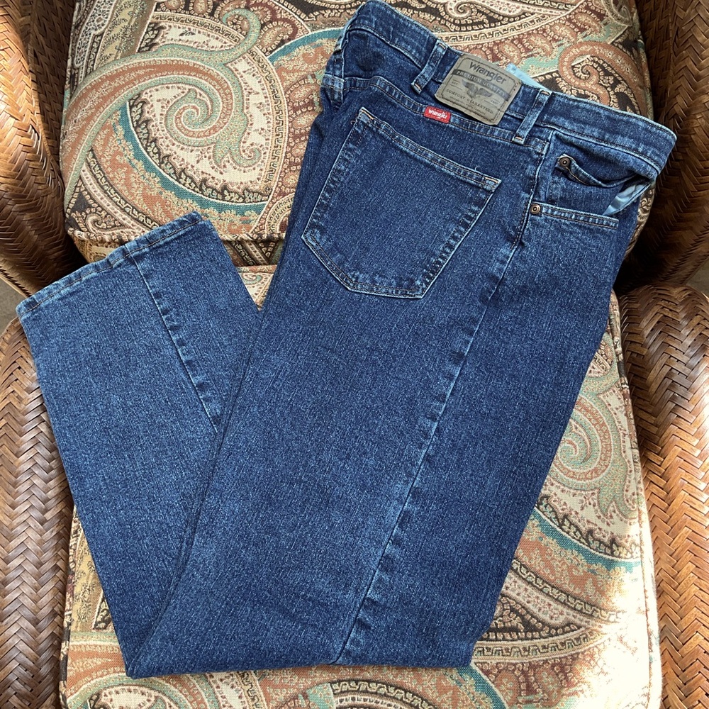 Wrangler men’s dark wash jeans. EUC